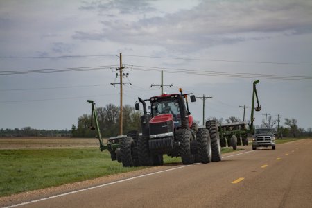 Deze enorme tractor moest even aan de kant voor ons!